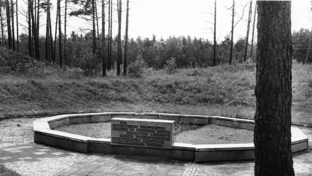 Massengrab mit Grabmal in Litauen