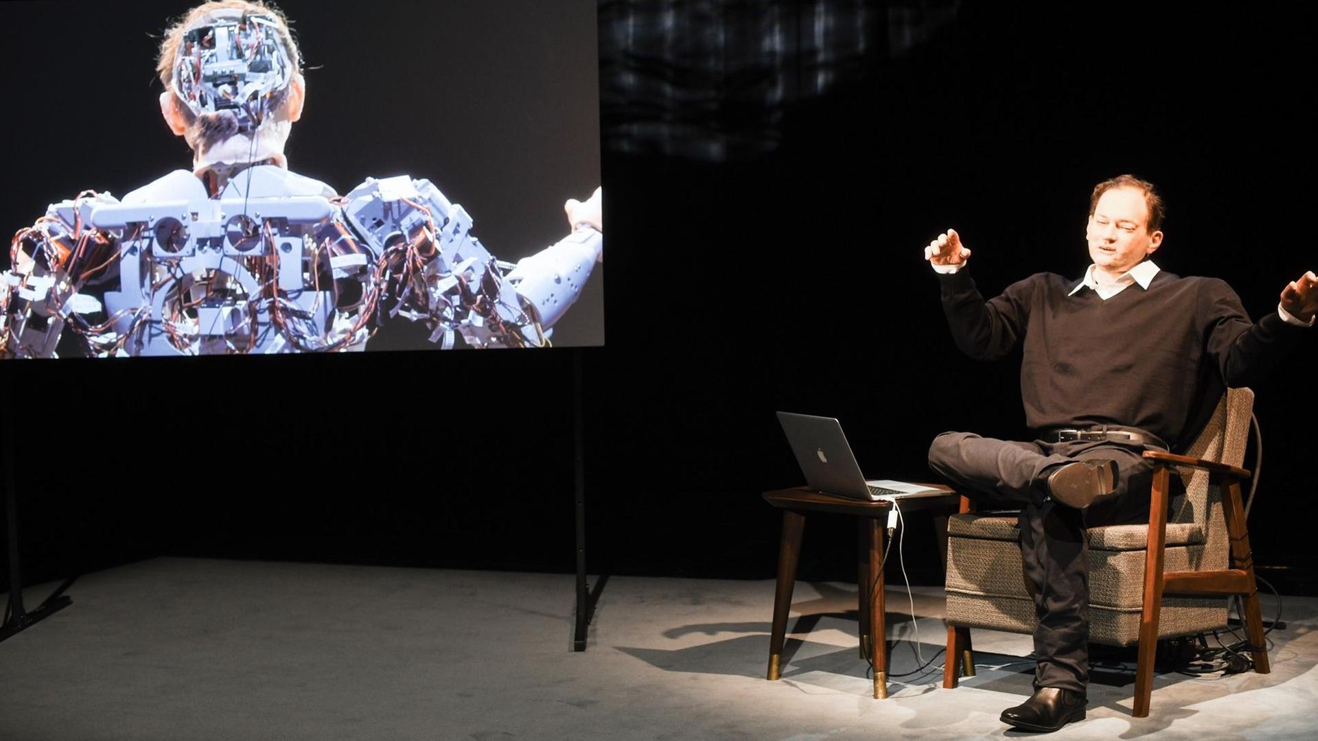 Der Schriftsteller Thomas Melle sitzt neben seinem Avatar auf der Bühne der Münchner Kammerspiele Der Schriftsteller Thomas Melle sitzt neben seinem Avatar auf der Bühne der Münchner Kammerspiele