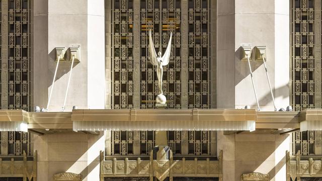 Art-Dèco-Ornamente über dem Eingang des Waldorf Astoria Hotel an der Park Avenue in Manhattan.