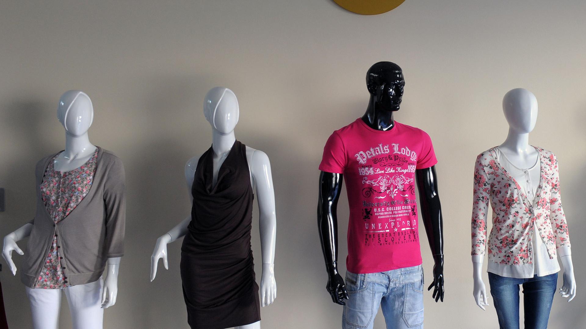 Schaufensterpuppen stehen im Foyer des Textil-Unternehmens Beysun, aufgenommen am Montag (09.05.2011) in Berlin vor dem Firmensitz. Allein 40.000 Selbständige nichtdeutscher Herkunft sind in Berlin gemeldet, davon 6.500 aus der Türkei. Schaufensterpuppen stehen im Foyer des Textil-Unternehmens Beysun, aufgenommen am Montag (09.05.2011) in Berlin vor dem Firmensitz. Allein 40.000 Selbständige nichtdeutscher Herkunft sind in Berlin gemeldet, davon 6.500 aus der Türkei.
