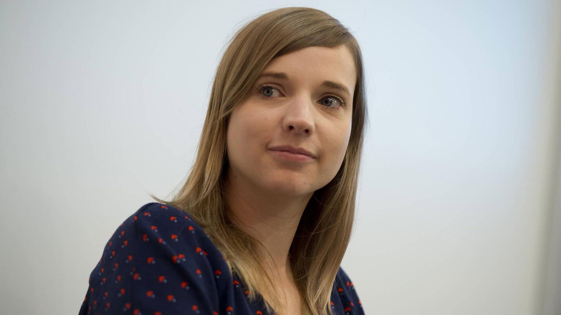 Die Feministin Anne Wizorek wurde mit dem Hashtag #aufschrei bekannt - nun muss sie sich juristisch gegen Trolle wehren. Die Feministin Anne Wizorek wurde mit dem Hashtag #aufschrei bekannt - nun muss sie sich juristisch gegen Trolle wehren.
