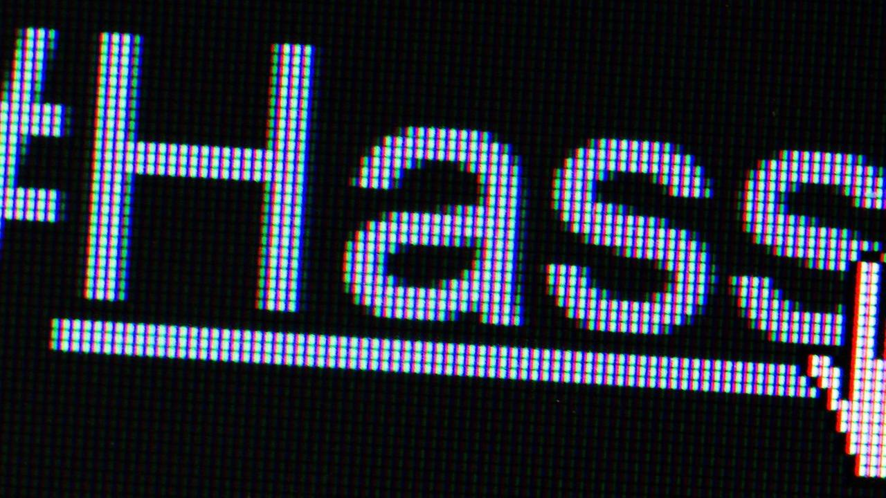 Auf einem Bildschirm ist "Hashtag Hass" zu lesen Auf einem Bildschirm ist "Hashtag Hass" zu lesen