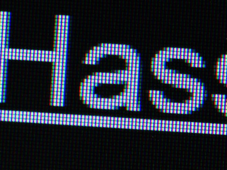 Auf einem Bildschirm ist "Hashtag Hass" zu lesen