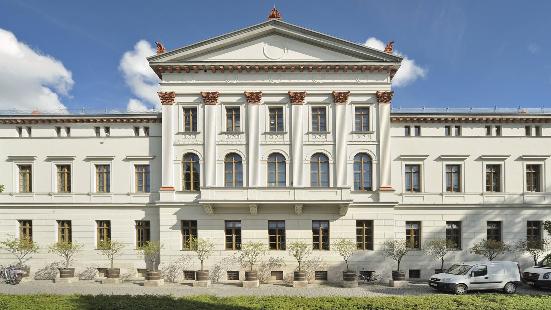 Das Jugend- und Kulturzentrum "mon ami" in Weimar. Das Jugend- und Kulturzentrum "mon ami" in Weimar.
