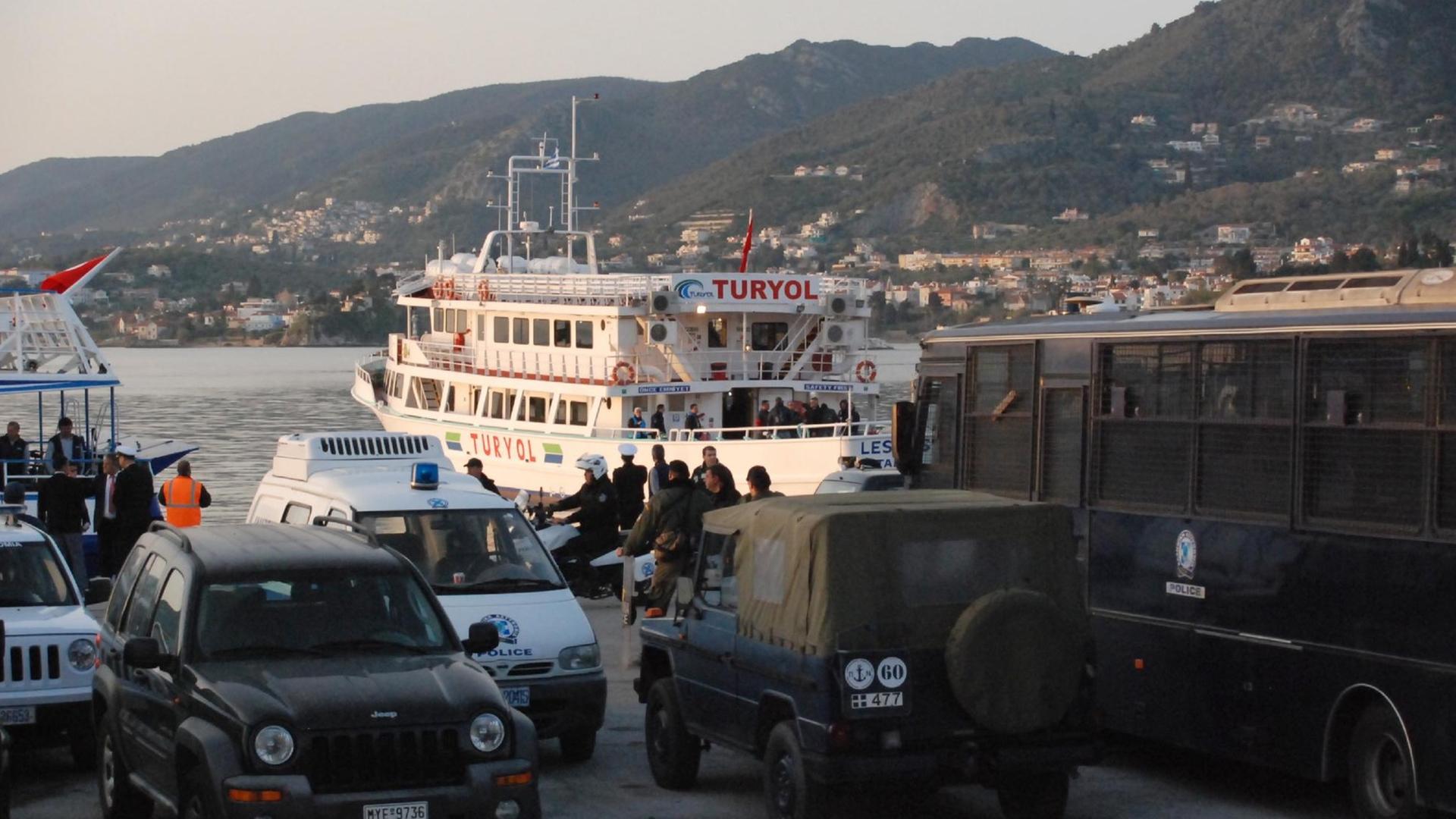 Griechenland hat mit der Rückführung von Flüchtlingen in die Türkei begonnen. Griechenland hat mit der Rückführung von Flüchtlingen in die Türkei begonnen.