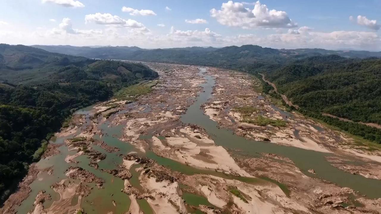 Ein Luftbild zeigt ausgetrocknete Flussbetten des Mekong im Distrikt Sungkom in der Provinz Nong Khai, Thailand.