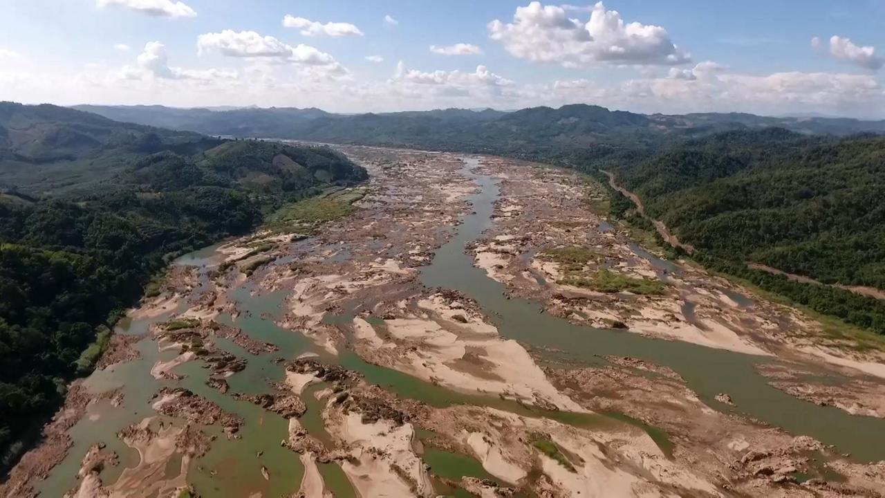 Ein Luftbild zeigt ausgetrocknete Flussbetten des Mekong im Distrikt Sungkom in der Provinz Nong Khai, Thailand. Ein Luftbild zeigt ausgetrocknete Flussbetten des Mekong im Distrikt Sungkom in der Provinz Nong Khai, Thailand.