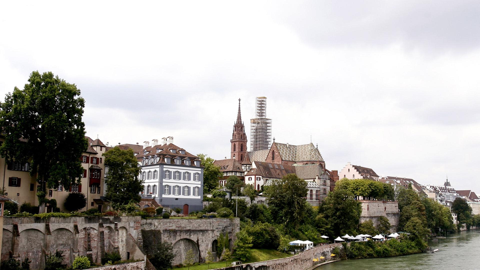 Blick am 03.08.2007 von der Wettsteibrücke über den Rhein auf den Baseler Stadtteil Grossbasel mit dem Münster der Stadt. Blick am 03.08.2007 von der Wettsteibrücke über den Rhein auf den Baseler Stadtteil Grossbasel mit dem Münster der Stadt.