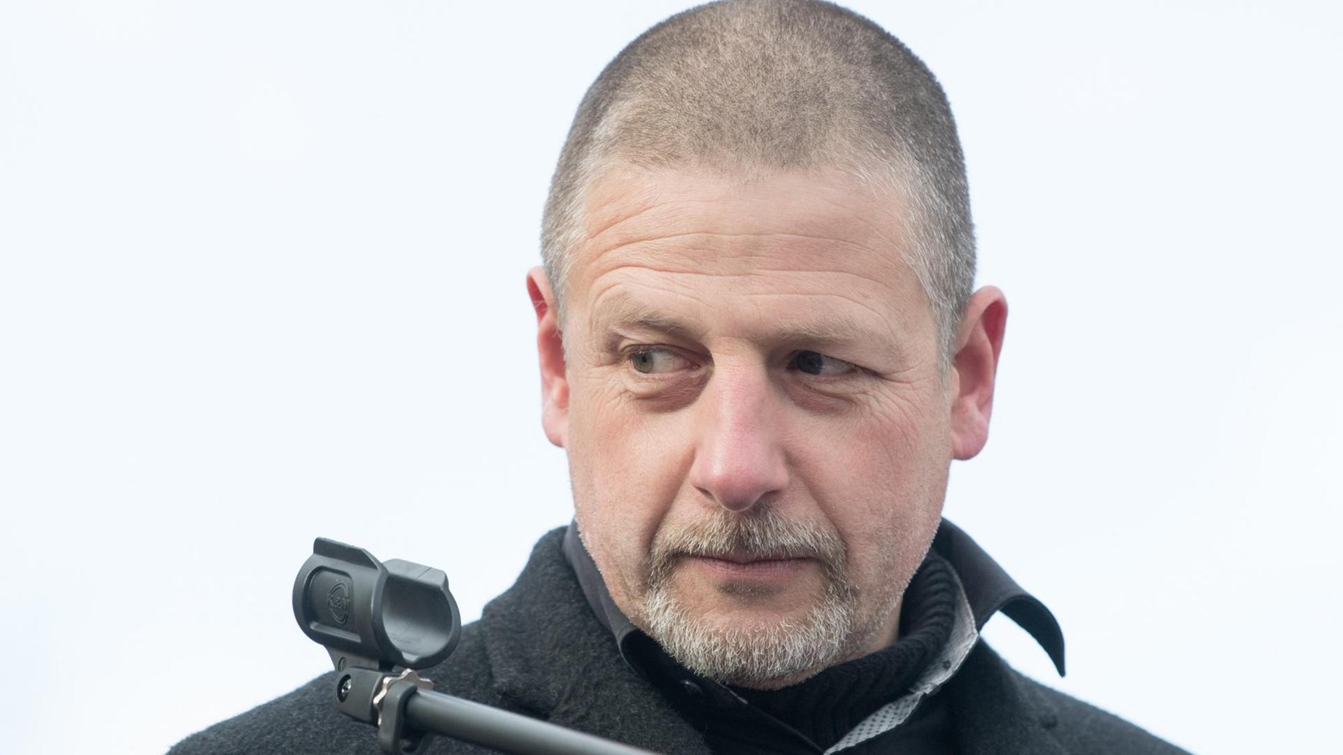 Götz Kubitschek, Verleger, Publizist und politischer Aktivist der Neuen Rechten, spricht auf einer Protestveranstaltung gegen Zuwanderung und die Asyl-Politik der Bundesregierung. Götz Kubitschek, Verleger, Publizist und politischer Aktivist der Neuen Rechten, spricht auf einer Protestveranstaltung gegen Zuwanderung und die Asyl-Politik der Bundesregierung.