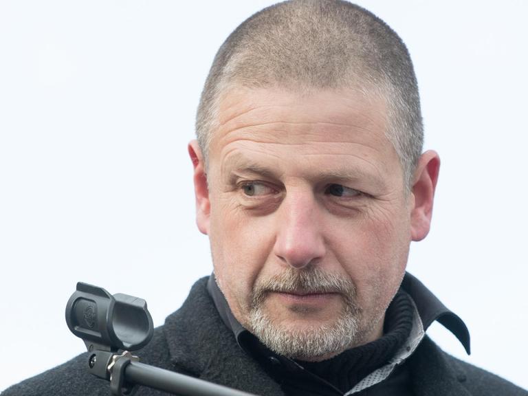 Götz Kubitschek, Verleger, Publizist und politischer Aktivist der Neuen Rechten, spricht auf einer Protestveranstaltung gegen Zuwanderung und die Asyl-Politik der Bundesregierung.