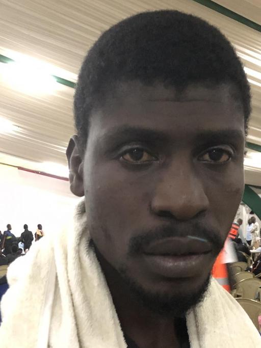 Macky Aidara, 25, am Flughafen in Dakar