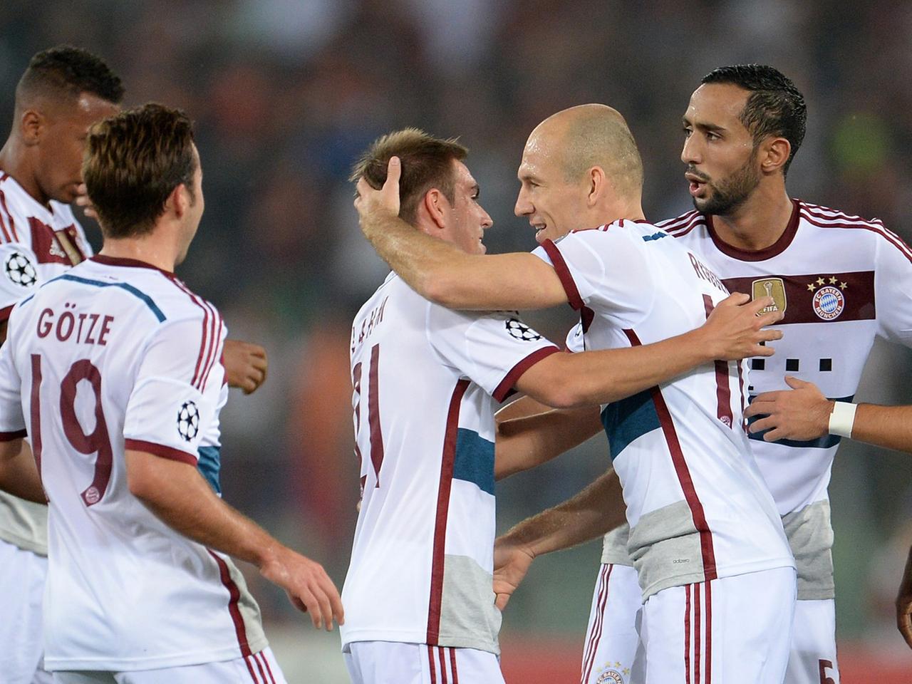 Arjen Robben jubelt und umarmt seinen Kollegen Philipp Lahm. Arjen Robben jubelt und umarmt seinen Kollegen Philipp Lahm.