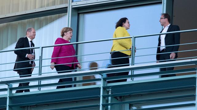Olaf Scholz (SPD, l-r), Bundesfinanzminister, Bundeskanzlerin Angela Merkel (CDU), Andrea Nahles, Vorsitzende der Sozialdemokratischen Partei Deutschlands (SPD), und Alexander Dobrindt (CSU), Vorsitzender der CSU-Landesgruppe in der Unionsfraktion, stehen vor dem Koalitionsausschuss auf einem Balkon vom Bundeskanzleramt.