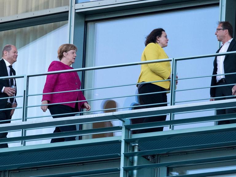 Olaf Scholz (SPD, l-r), Bundesfinanzminister, Bundeskanzlerin Angela Merkel (CDU), Andrea Nahles, Vorsitzende der Sozialdemokratischen Partei Deutschlands (SPD), und Alexander Dobrindt (CSU), Vorsitzender der CSU-Landesgruppe in der Unionsfraktion, stehen vor dem Koalitionsausschuss auf einem Balkon vom Bundeskanzleramt.