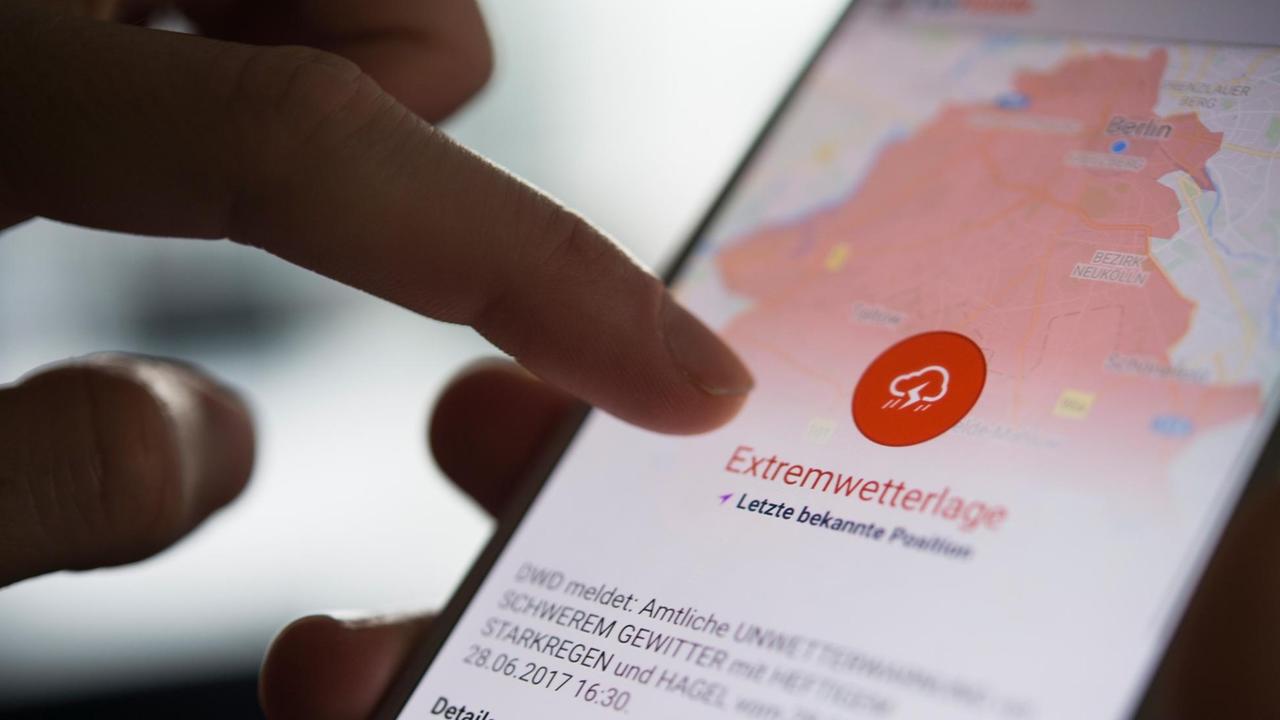 Dunkle Wolken über Berlin: Wer Apps wie Katwarn nutzt, bekommt meistens rechtzeitig vor dem dicken Wolkenbruch eine schnelle Warnung. Dunkle Wolken über Berlin: Wer Apps wie Katwarn nutzt, bekommt meistens rechtzeitig vor dem dicken Wolkenbruch eine schnelle Warnung.
