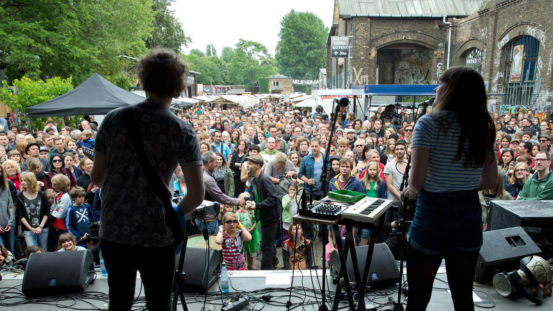 Zwei Musiker treten bei der Fête de la Musique auf dem RAW-Gelände in Berlin auf. Zwei Musiker treten bei der Fête de la Musique auf dem RAW-Gelände in Berlin auf.