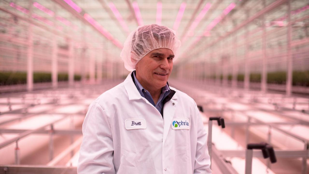 Brett Marchand, Logistik-Chef in seiner Arbeitskleidung, weißer Kittel und Haube. Brett Marchand, Logistik-Chef in seiner Arbeitskleidung, weißer Kittel und Haube.