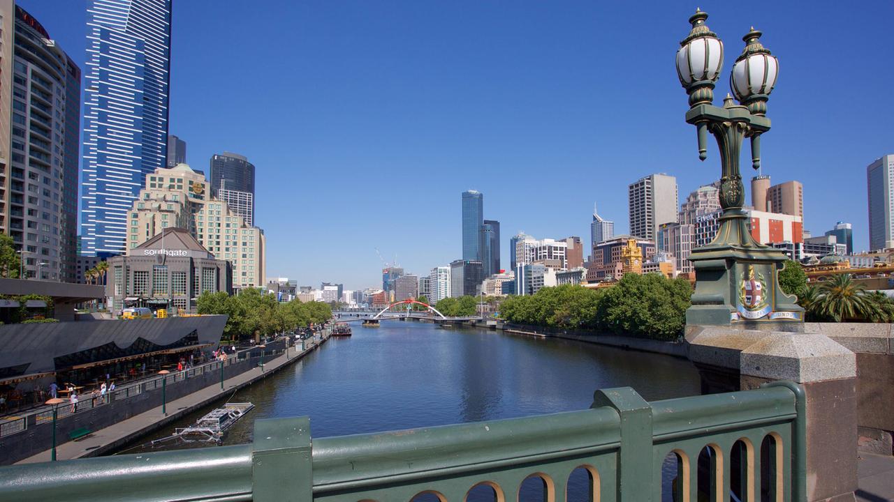 Blick von der "Princes Bridge" auf die Innenstadt von Melbourne. 