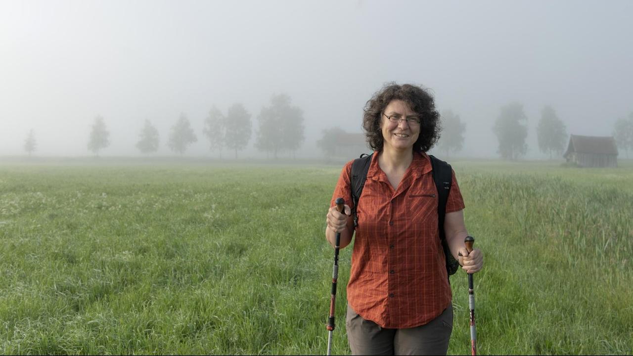 Die Langstreckenwanderin Christine Thürmer steht auf einer Wiese und blickt in die Kamera. Die Langstreckenwanderin Christine Thürmer steht auf einer Wiese und blickt in die Kamera.