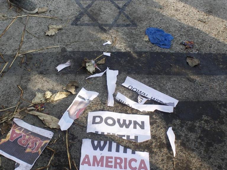 Anti-isrealische und anti-amerikanische Protestplakate nach der Demo