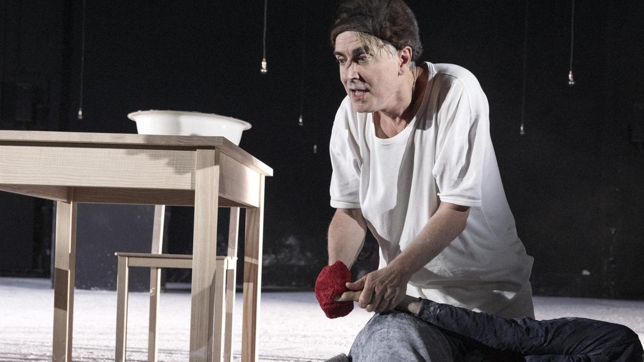 Die Schauspieler Jens Harzer und Maja Schöne in einer Szene des Stücks "Der Idiot" auf der Bühne des Thalia Theaters.