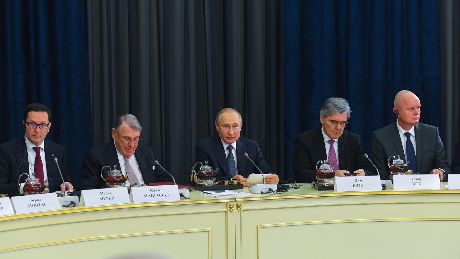 Russlands Präsident Wladimir Putin trifft deutsche Unternemenschefs, darunter auch Siemens-Chef Joe Kaeser. Russlands Präsident Wladimir Putin trifft deutsche Unternemenschefs, darunter auch Siemens-Chef Joe Kaeser.