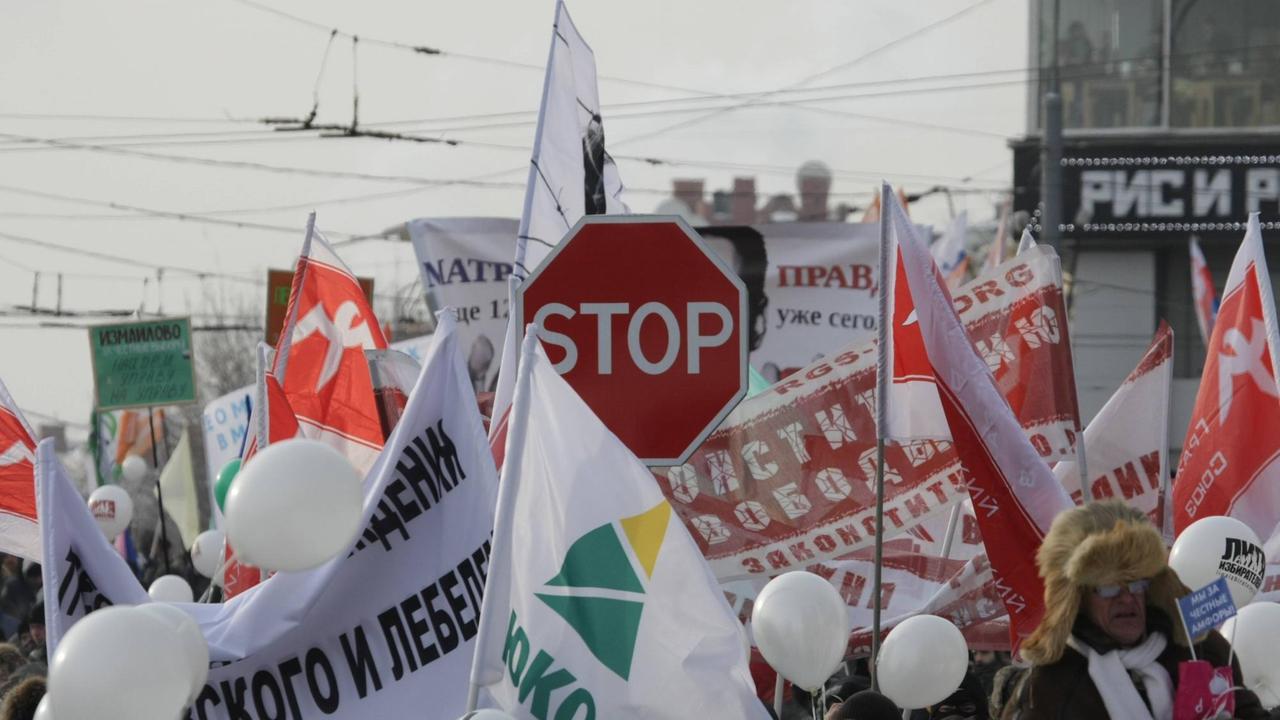 Bildnummer: 57015751 Datum: 04.02.2012 Copyright: imago/ITAR-TASS
MOSCOW, RUSSIA. FEBRUARY 4, 2012. Opposition demonstrators rallying under the motto For fair elections in Moscows Bolotnaya Square. PUBLICATIONxINxGERxAUTxONLY Gesellschaft Politik Demo Protest Opposition xjh x0x premiumd 2012 quer
57015751 Date 04 02 2012 Copyright Imago ITAR TASS Moscow Russia February 4 2012 Opposition demonstrator rallying Under The Motto for Fair Elections in Moscows Bolotnaya Square PUBLICATIONxINxGERxAUTxONLY Society politics Demonstration Protest Opposition XJH x0x premiumd 2012 horizontal Bildnummer: 57015751 Datum: 04.02.2012 Copyright: imago/ITAR-TASS
MOSCOW, RUSSIA. FEBRUARY 4, 2012. Opposition demonstrators rallying under the motto For fair elections in Moscows Bolotnaya Square. PUBLICATIONxINxGERxAUTxONLY Gesellschaft Politik Demo Protest Opposition xjh x0x premiumd 2012 quer
57015751 Date 04 02 2012 Copyright Imago ITAR TASS Moscow Russia February 4 2012 Opposition demonstrator rallying Under The Motto for Fair Elections in Moscows Bolotnaya Square PUBLICATIONxINxGERxAUTxONLY Society politics Demonstration Protest Opposition XJH x0x premiumd 2012 horizontal