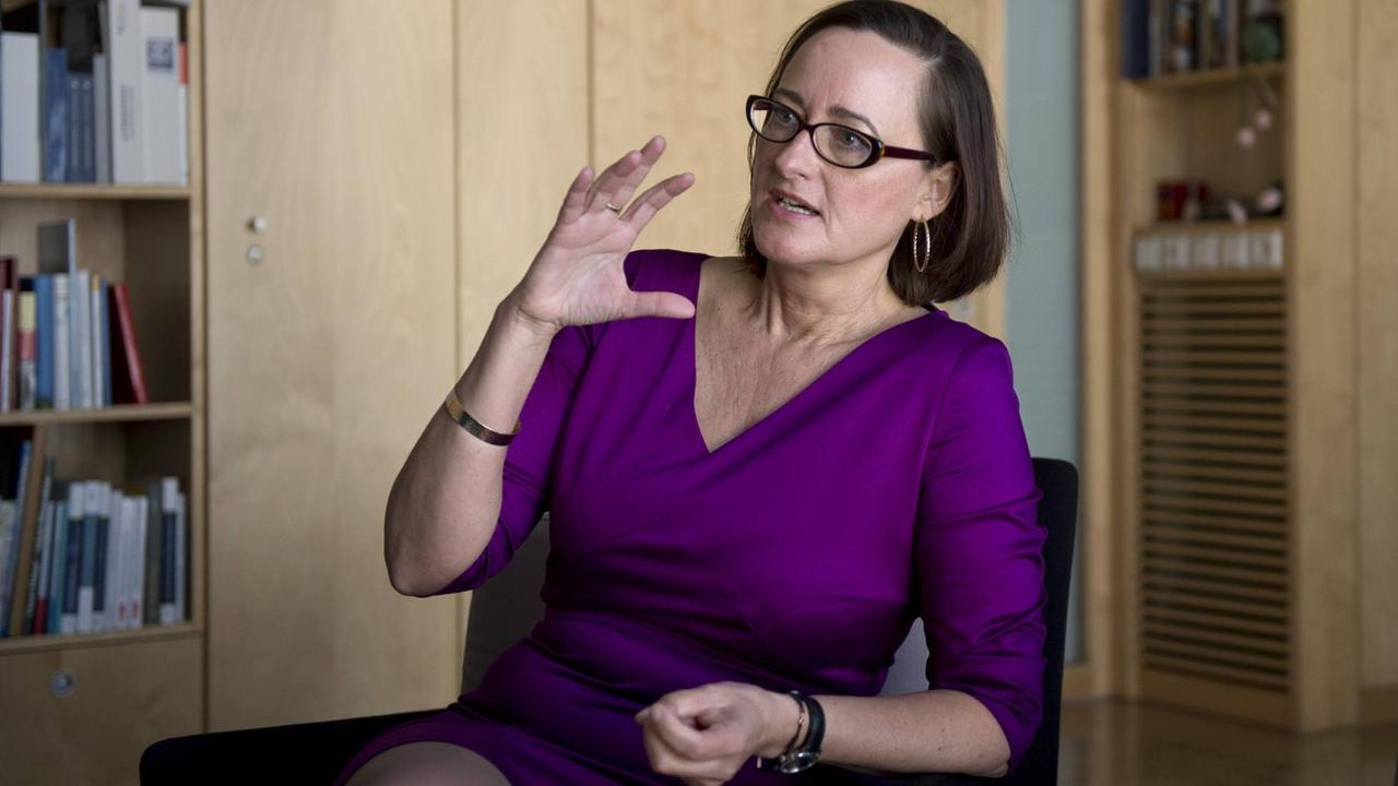 Martina Renner, Mitglied im Innenausschuss des Deutschen Bundestags, sitzt in ihrem Büro. Martina Renner, Mitglied im Innenausschuss des Deutschen Bundestags, sitzt in ihrem Büro.