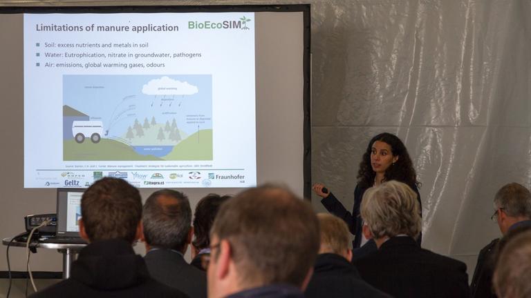 Jennifer Bilbao vom Fraunhofer IGB Stuttgart bei einer Präsentation des BioEcoSIM-Projekts Jennifer Bilbao vom Fraunhofer IGB Stuttgart bei einer Präsentation des BioEcoSIM-Projekts