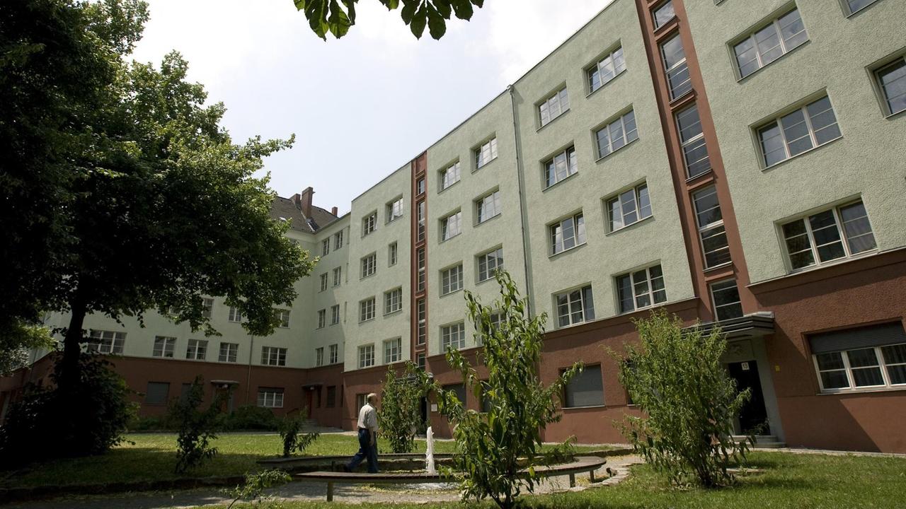 Die Gartenstadt Atlantic (Foto vom 28.06.2008) ist eine denkmalgeschützte Wohnanlage in Berlin. Die Gartenstadt Atlantic (Foto vom 28.06.2008) ist eine denkmalgeschützte Wohnanlage in Berlin.