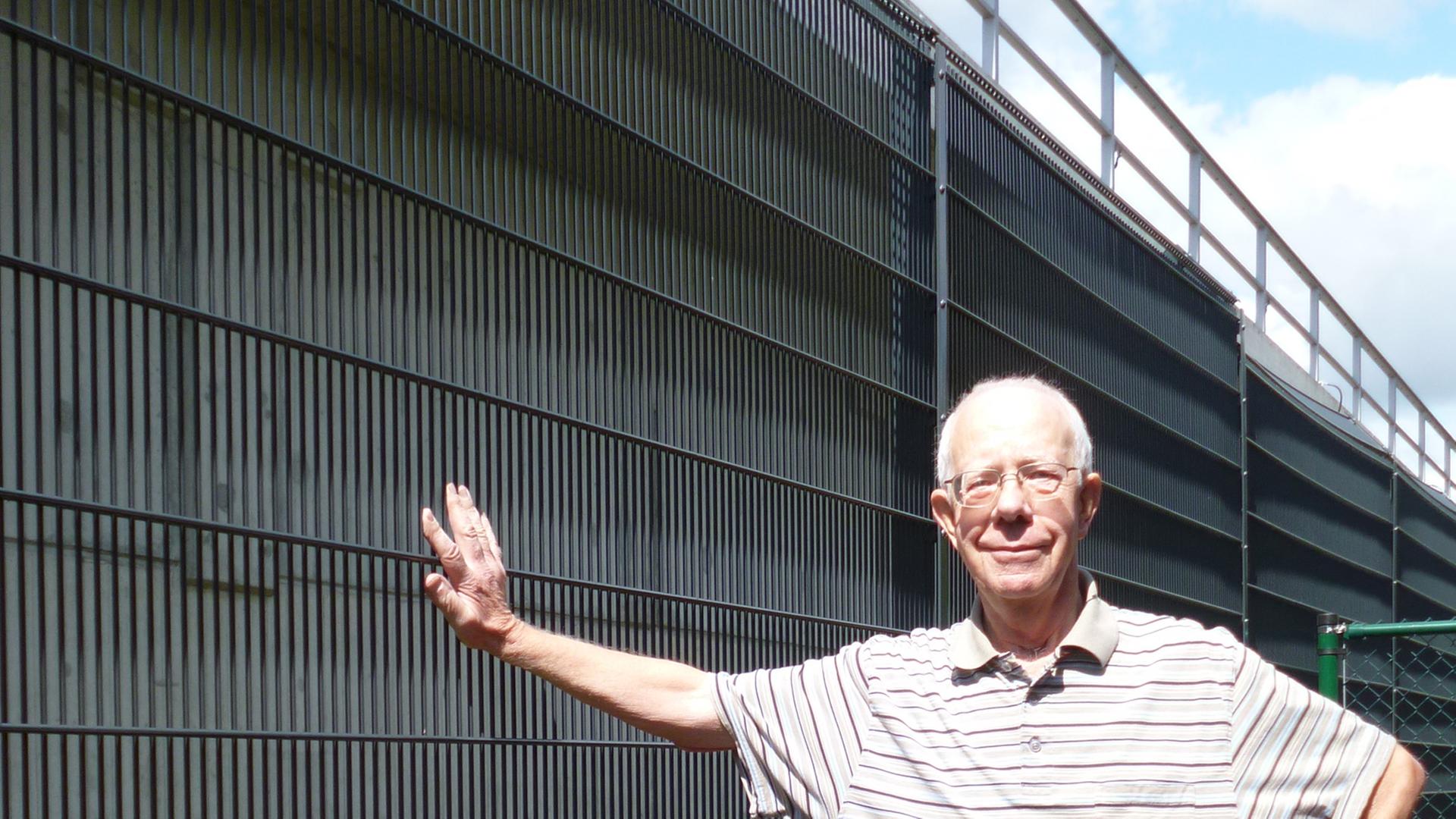 Ernst Reinartz, Anwohner des Lärmschutz-Tunnels in Köln-Junkersdorf direkt neben der Lärmschutzeinhausung. Ernst Reinartz, Anwohner des Lärmschutz-Tunnels in Köln-Junkersdorf direkt neben der Lärmschutzeinhausung.