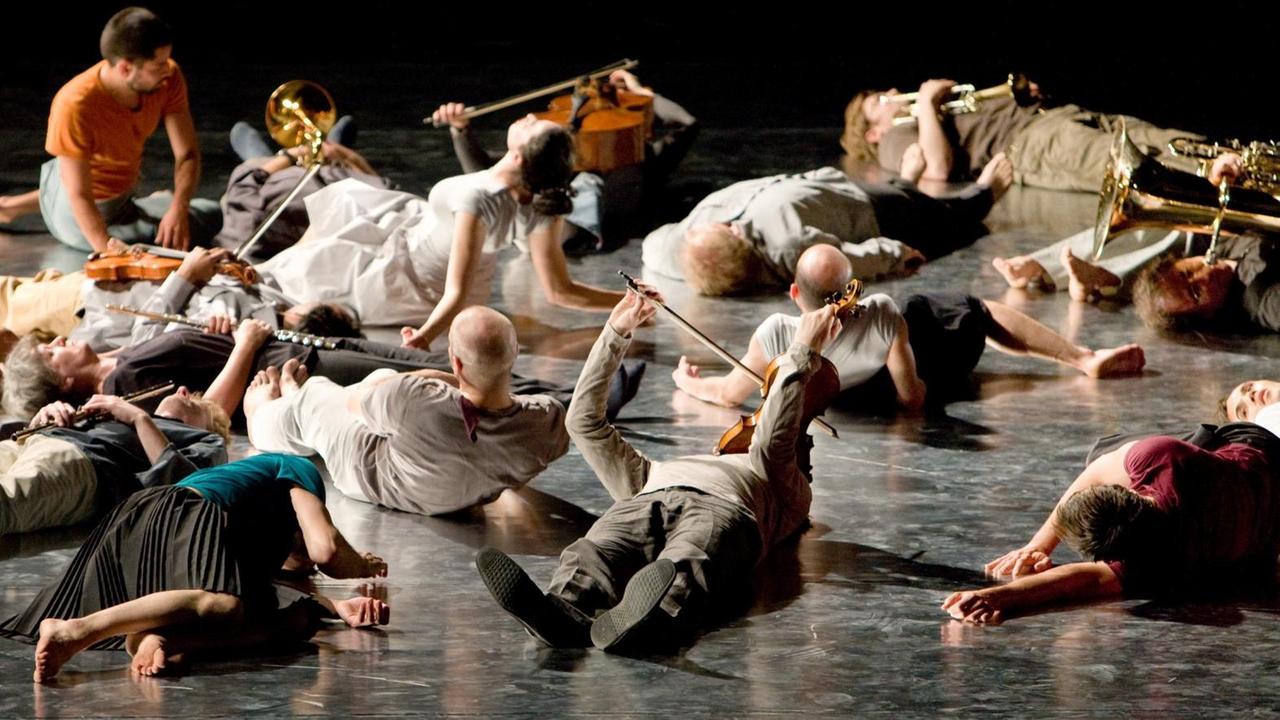 Mitglieder des Ensemble Modern spielen liegend bei der Uraufführung von Wolfgang Rihms "Jagden und Formen". Mitglieder des Ensemble Modern spielen liegend bei der Uraufführung von Wolfgang Rihms "Jagden und Formen".