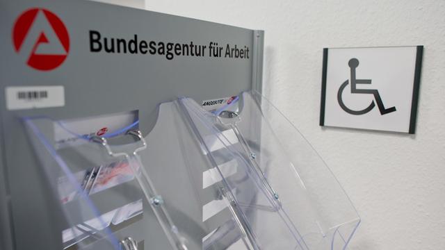 Ein Schild für eine Behindertentoilette hängt am 29.10.2014 in der Bundesagentur für Arbeit in Lehrte in der Region Hannover.