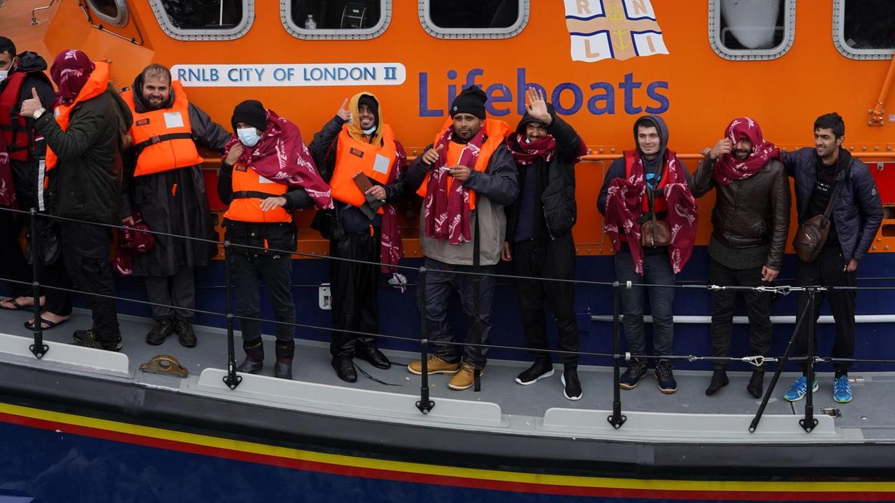Dover: Eine Gruppe von Menschen, bei denen es sich vermutlich um Migranten handelt, wird nach einem Zwischenfall mit einem kleinen Boot im Ärmelkanal an Bord des Dover-Rettungsboots nach Dover in Kent gebracht.