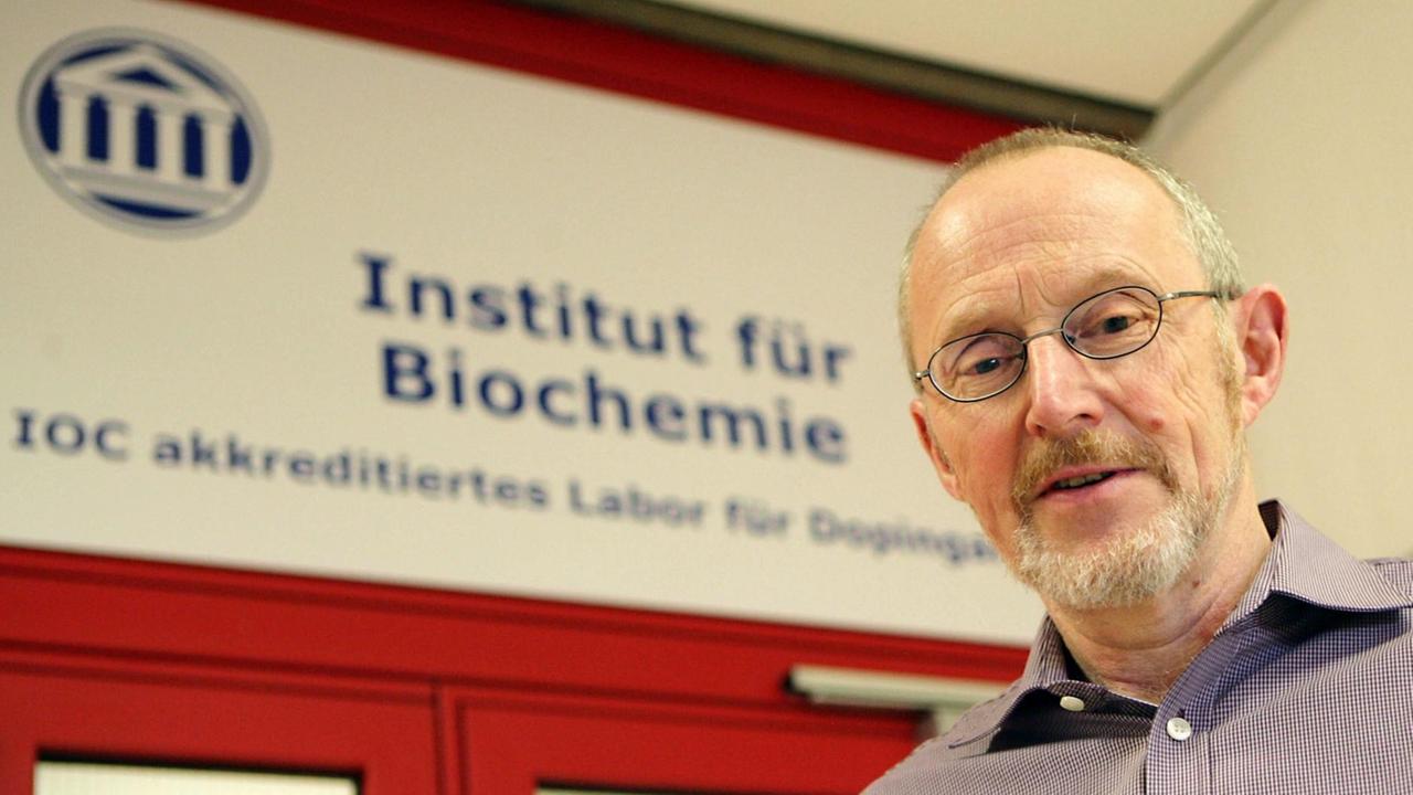 Professor Wilhelm Schänzer, Leiter des Instituts für Biochemie an der Deutschen Sporthochschule Köln (DSHS), steht am Montag (17.01.2011) vor dem Eingang zum Institut in Köln. Professor Wilhelm Schänzer, Leiter des Instituts für Biochemie an der Deutschen Sporthochschule Köln (DSHS), steht am Montag (17.01.2011) vor dem Eingang zum Institut in Köln.