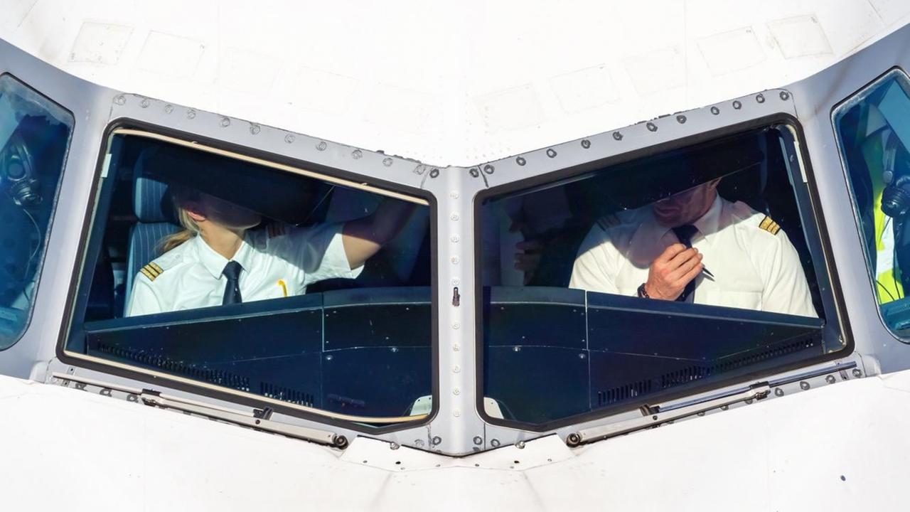 Zwei Piloten im Cockpit eines Airbus Flugzeugs der Lufthansa auf dem Flughafen Berlin-Tegel (TXL) in Deutschland. Zwei Piloten im Cockpit eines Airbus Flugzeugs der Lufthansa auf dem Flughafen Berlin-Tegel (TXL) in Deutschland.