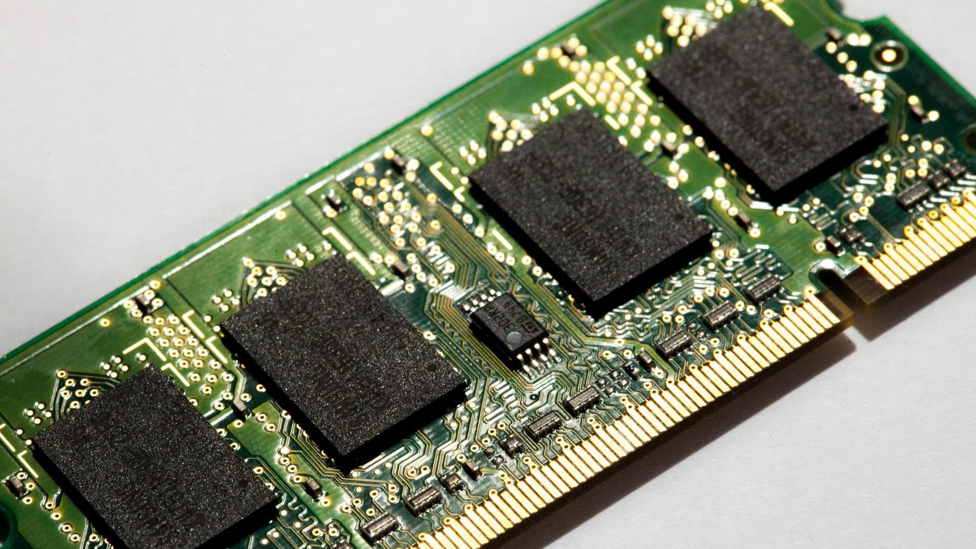 Der Arbeitsspeicher eines Computers (RAM-Baustein) zeigt vier große Chips.