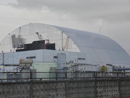 Gigantischer Schutzmantel in Tschernobyl, Ukraine: die größte überirdische Konstruktion der Welt.