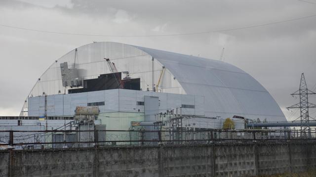 Gigantischer Schutzmantel in Tschernobyl, Ukraine: die größte überirdische Konstruktion der Welt.