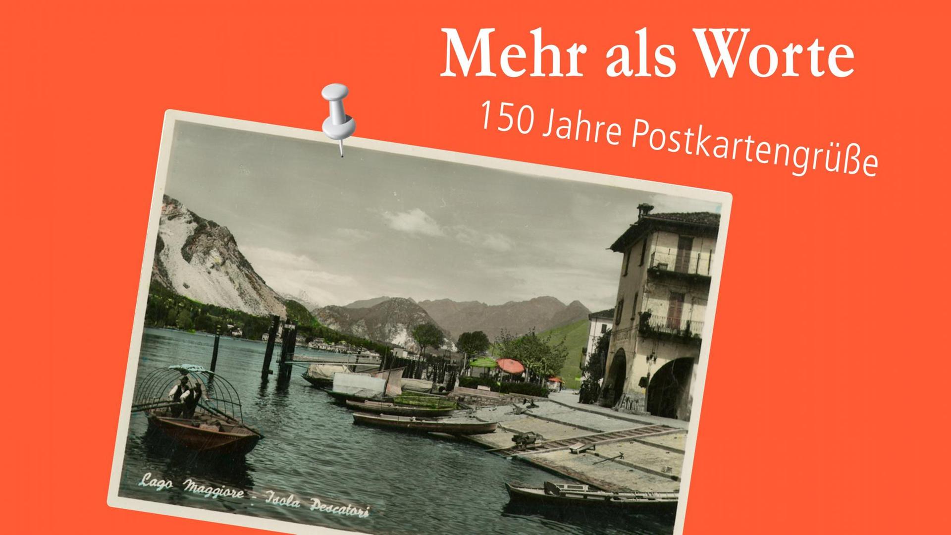 Auf rotem Grund liegt eine historische Postkarte vom Lago Maggioro. Darüber der Titel der Ausstellung "Mehr als Worte. 150 Jahre Postkartengrüße". Auf rotem Grund liegt eine historische Postkarte vom Lago Maggioro. Darüber der Titel der Ausstellung "Mehr als Worte. 150 Jahre Postkartengrüße".