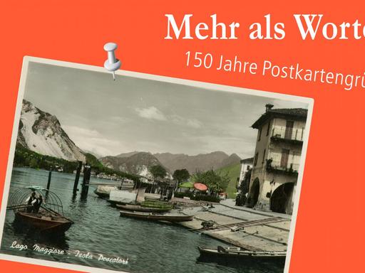 Auf rotem Grund liegt eine historische Postkarte vom Lago Maggioro. Darüber der Titel der Ausstellung "Mehr als Worte. 150 Jahre Postkartengrüße".