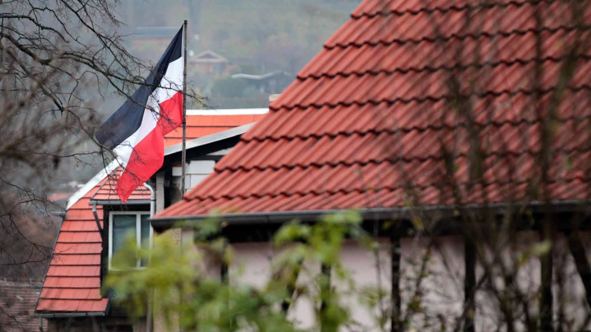Eine Reichsflagge hängt im Hof des "Braunen Haus" in Jena, aufgenommen am Mittwoch (16.11.2011). Eine Reichsflagge hängt im Hof des "Braunen Haus" in Jena, aufgenommen am Mittwoch (16.11.2011).