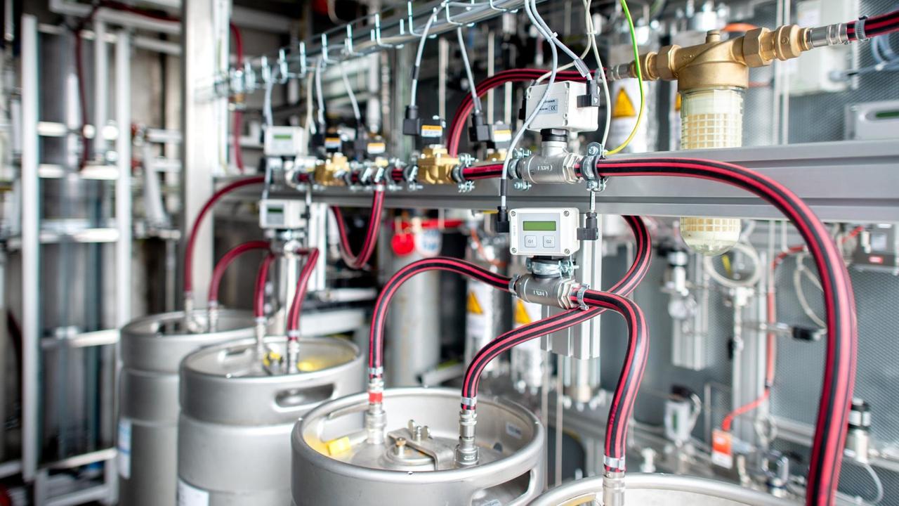 Technische Anlagen des Elektrolyseurs einer Produktionsanlage für Wasserstoff stehen auf dem Gelände der EWE im Ortsteil Huntorf. Technische Anlagen des Elektrolyseurs einer Produktionsanlage für Wasserstoff stehen auf dem Gelände der EWE im Ortsteil Huntorf.