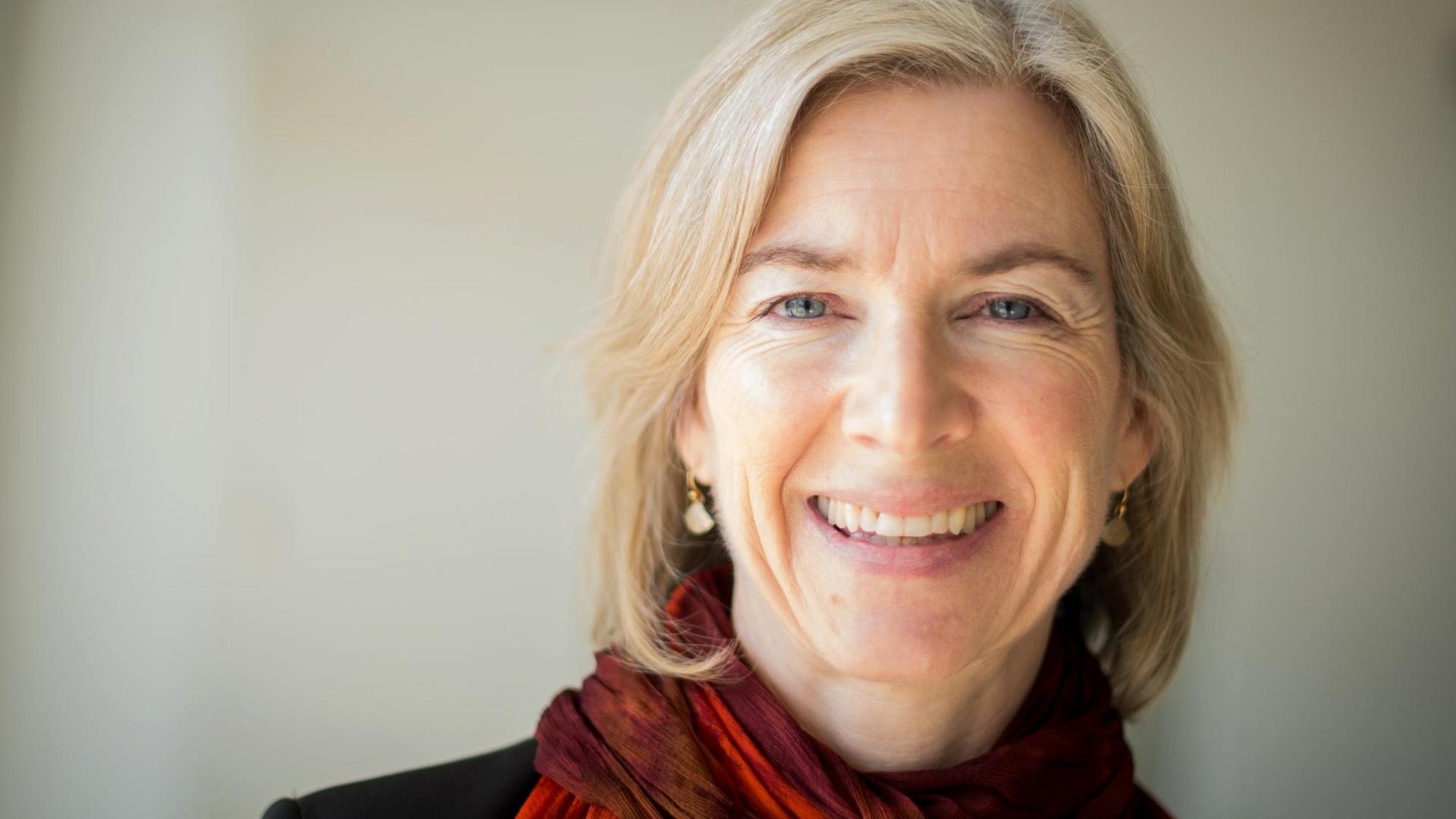 Die amerikanische Biochemikerin Jennifer A. Doudna, Preisträgerin des Paul Ehrlich- und Ludwig Darmstaedter-Preises 2016, posiert am 14.03.2016 im Casino der Goethe-Universität in Frankfurt am Main für den Fotografen. Der mit 100.000 Euro dotierte Preis gilt als eine der bedeutendsten Auszeichnungen, die in Deutschland auf dem Gebiet der Medizin vergeben werden. Foto: Alexander Heinl/dpa (zu dpa "Entwicklerinnen der «Genschere» erhalten Paul-Ehrlich-Preis vom 14.03.2016) | Verwendung weltweit Die amerikanische Biochemikerin Jennifer A. Doudna, Preisträgerin des Paul Ehrlich- und Ludwig Darmstaedter-Preises 2016, posiert am 14.03.2016 im Casino der Goethe-Universität in Frankfurt am Main für den Fotografen. Der mit 100.000 Euro dotierte Preis gilt als eine der bedeutendsten Auszeichnungen, die in Deutschland auf dem Gebiet der Medizin vergeben werden. Foto: Alexander Heinl/dpa (zu dpa "Entwicklerinnen der «Genschere» erhalten Paul-Ehrlich-Preis vom 14.03.2016) | Verwendung weltweit