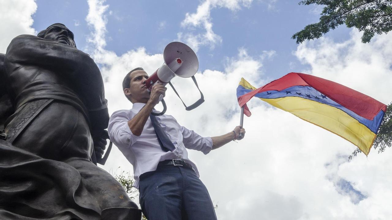 Der venezolanische Oppositionsführer Juan Guaidó bei einer Demo in Caracas Der venezolanische Oppositionsführer Juan Guaidó bei einer Demo in Caracas