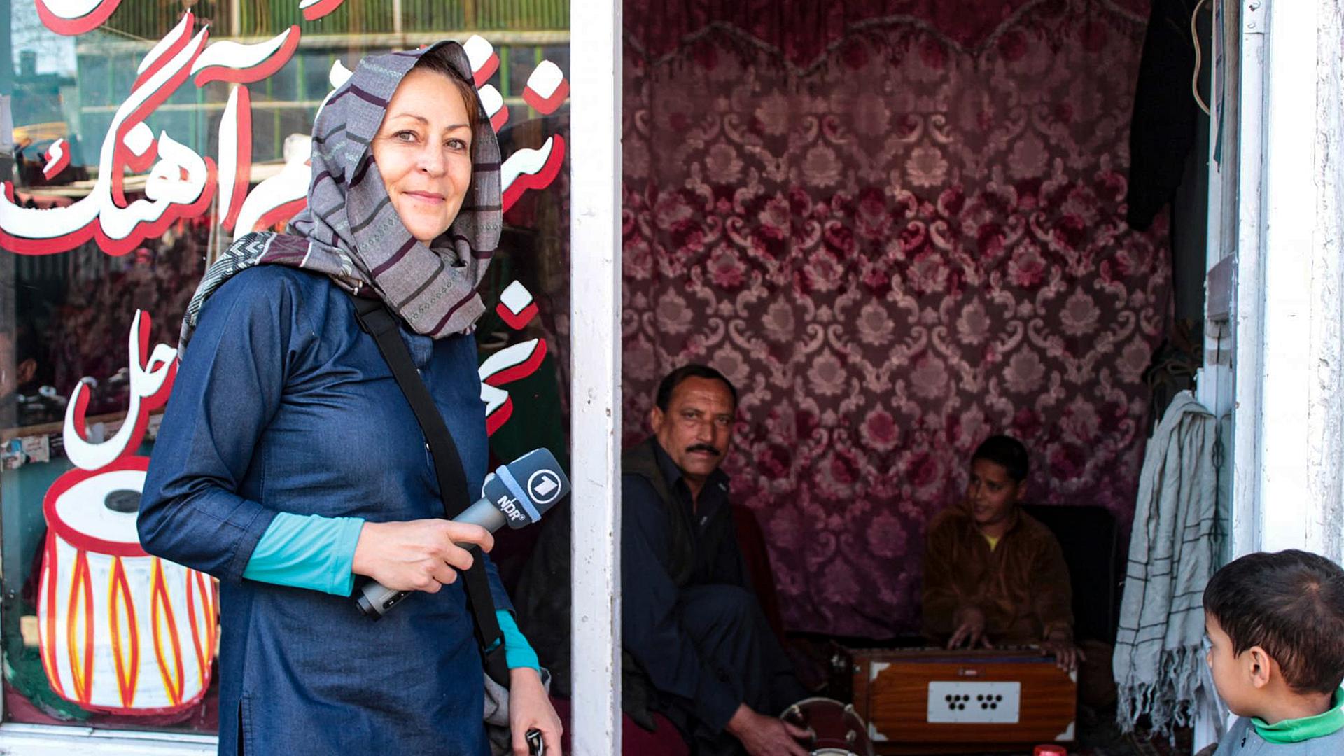 Silke Diettrich ist in Kabul mit einem Mikrofon in der Hand unterwegs. Silke Diettrich ist in Kabul mit einem Mikrofon in der Hand unterwegs.