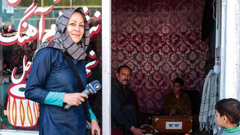 Silke Diettrich ist in Kabul mit einem Mikrofon in der Hand unterwegs.
