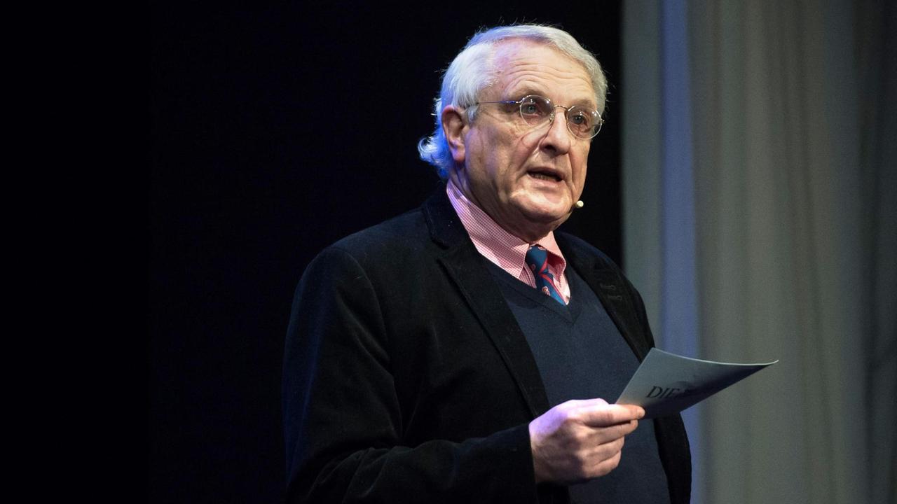 Der Journalist Josef Joffe steht auf der Bühne bei den Hamburger Kammerspielen, 2016 Der Journalist Josef Joffe steht auf der Bühne bei den Hamburger Kammerspielen, 2016