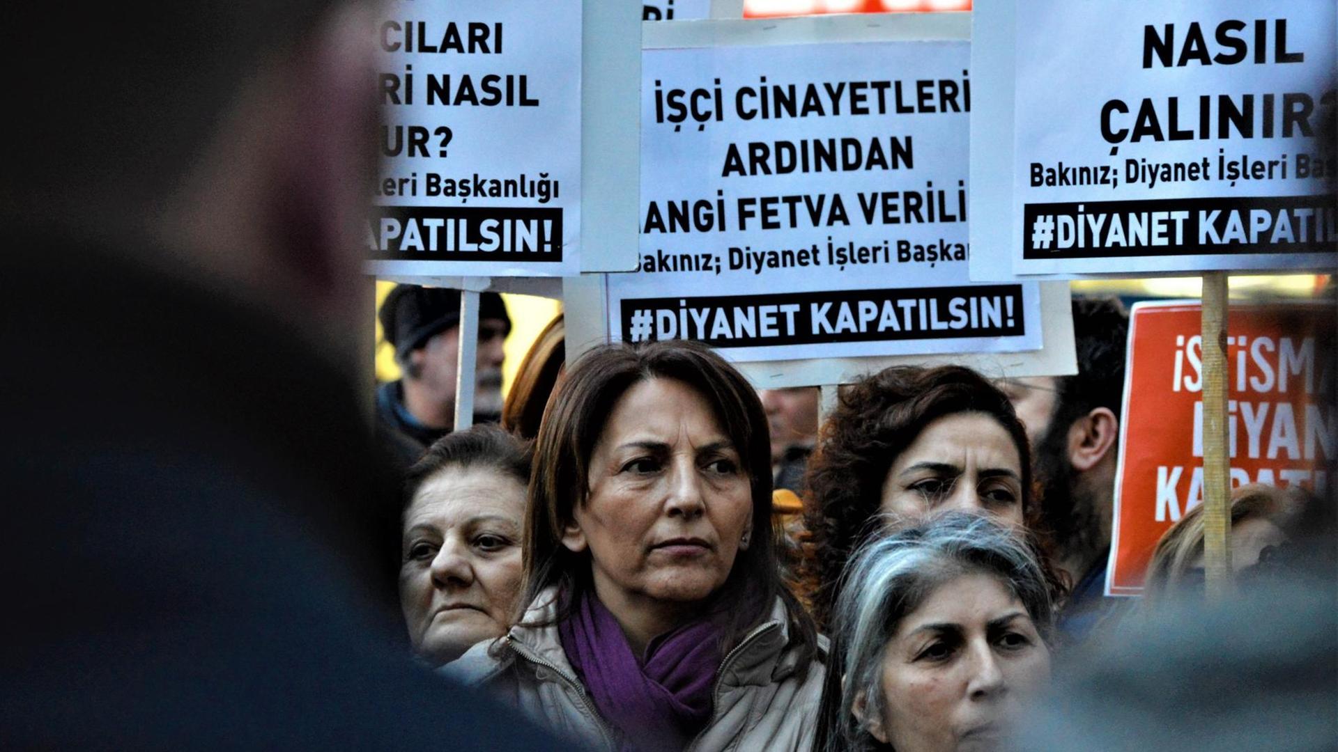 Frauen protestieren im Januar 2018 gegen die Befürwortung von Kinderehen durch das Präsidium für Religionsangelegenheiten (Diyanet) in der Türkei. Die Demonstranten kritisieren, dass das Präsidium die Ehe für neunjährige Mädchen und zwölfjährige Jungen befürwortet habe. Frauen protestieren im Januar 2018 gegen die Befürwortung von Kinderehen durch das Präsidium für Religionsangelegenheiten (Diyanet) in der Türkei. Die Demonstranten kritisieren, dass das Präsidium die Ehe für neunjährige Mädchen und zwölfjährige Jungen befürwortet habe.