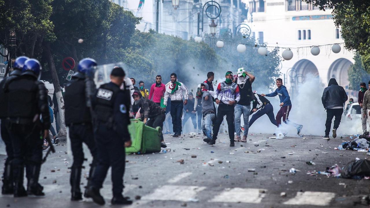Das Foto zeigt Demonstranten und Polizisten in der algerischen Hauptstadt Algier. Das Foto zeigt Demonstranten und Polizisten in der algerischen Hauptstadt Algier.
